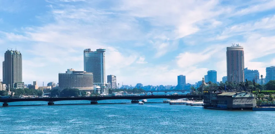 نهر النيل وأبراج القاهرة تحت سماء زرقاء